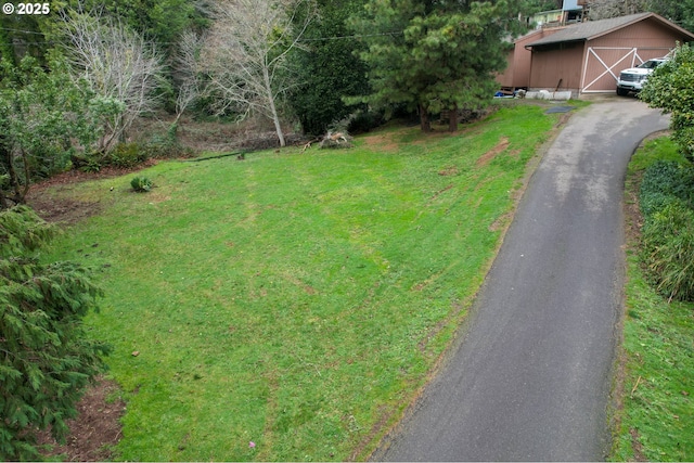 view of yard featuring an outdoor structure