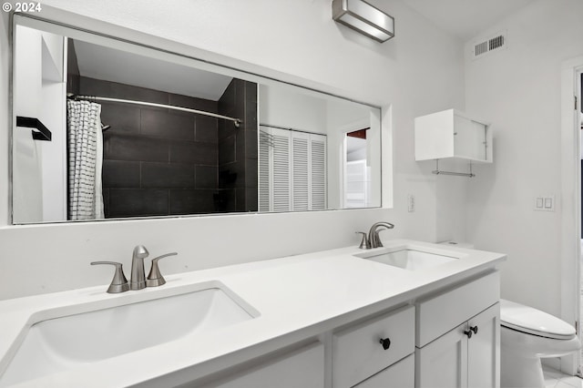 bathroom featuring a shower with shower curtain, vanity, and toilet