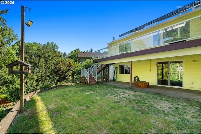 view of yard featuring a patio