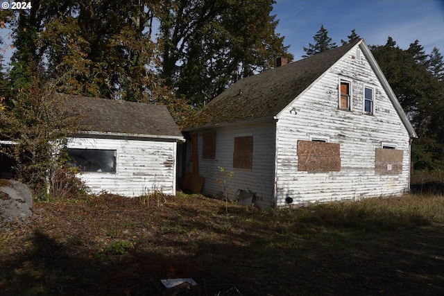 view of side of property with an outdoor structure