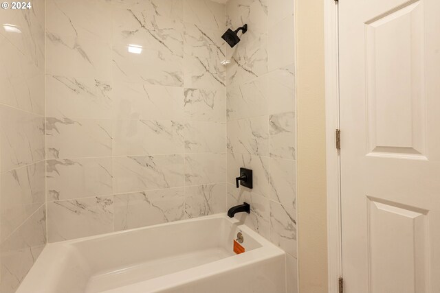 bathroom featuring tiled shower / bath