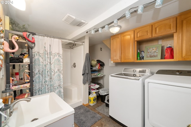 bathroom with visible vents, washer and clothes dryer, a sink, and a shower with shower curtain