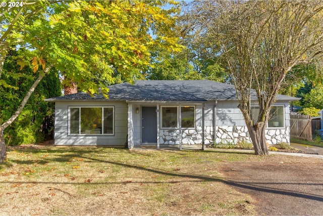 view of front of property featuring a front lawn