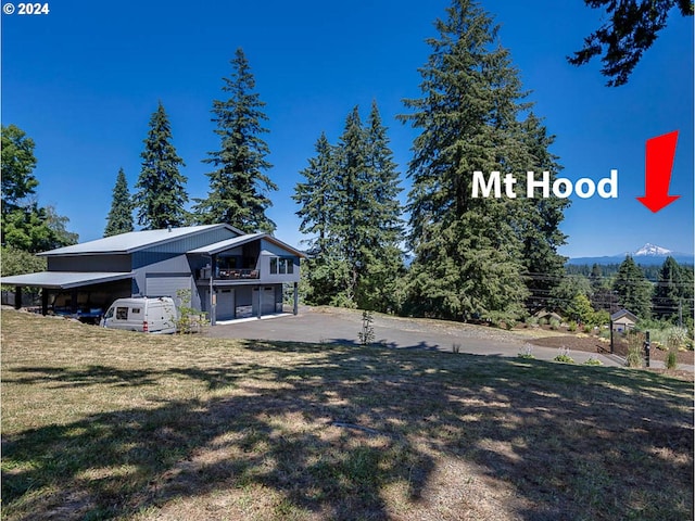 view of yard featuring a mountain view and a garage