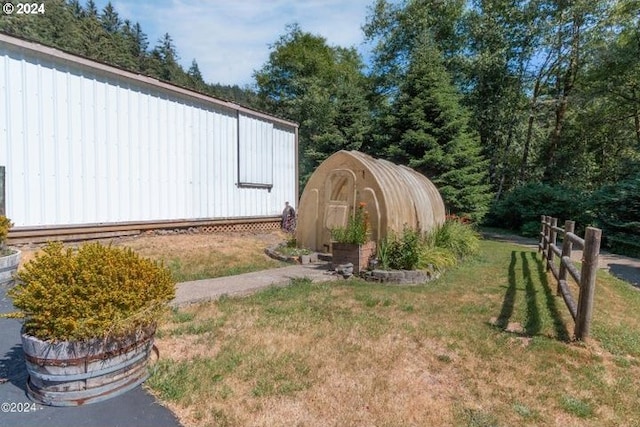 view of yard featuring an outdoor structure