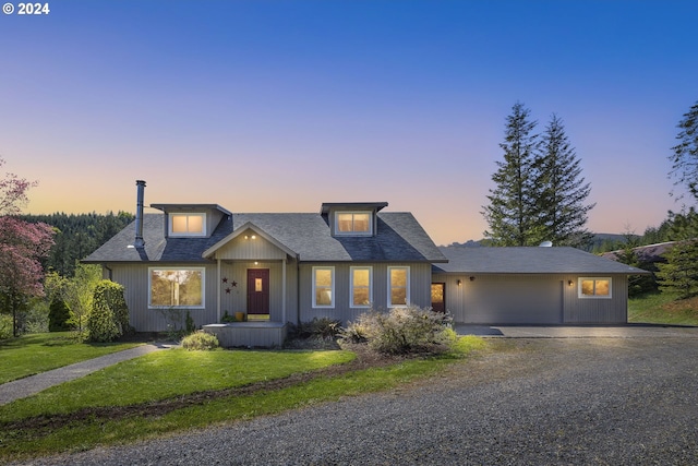 view of front of property featuring a lawn