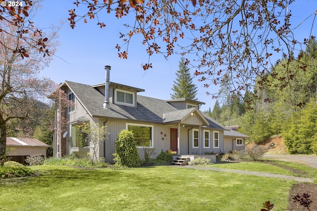 view of front of property featuring a front lawn