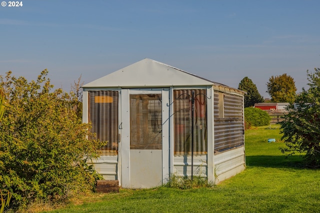 view of outdoor structure with a yard