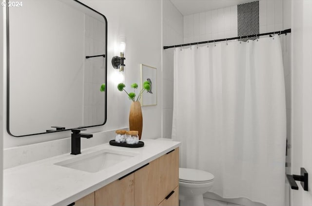 bathroom with a shower with curtain, vanity, and toilet