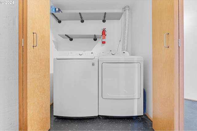 washroom featuring washing machine and clothes dryer