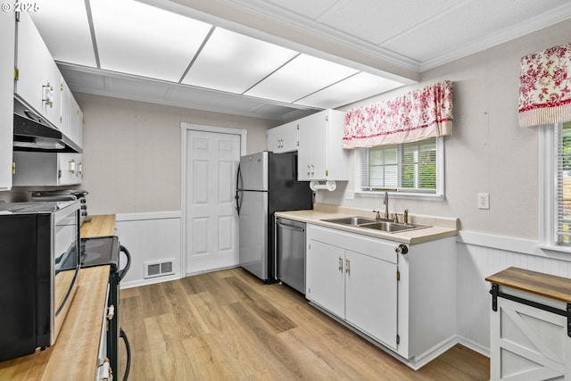 5213 Hilltop Dr, Florence, OR 97439 - kitchen featuring a sink, appliances with stainless steel finishes, under cabinet range hood, light countertops, and ornamental molding