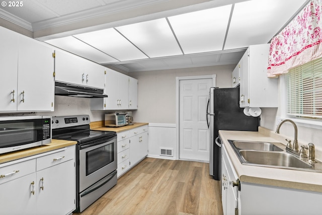 5213 Hilltop Dr, Florence, OR 97439 - kitchen featuring appliances with stainless steel finishes, under cabinet range hood, a sink, light countertops, and light wood-style floors