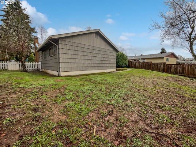 view of side of property featuring a yard