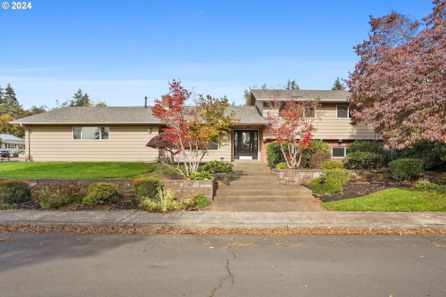 view of front facade with a front yard