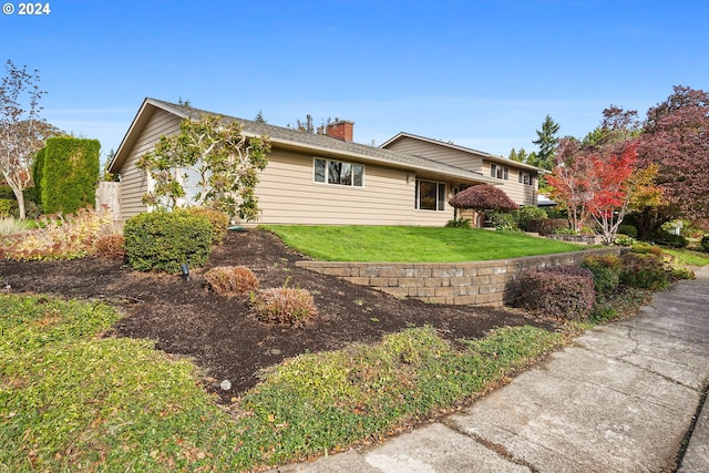 view of front facade featuring a front lawn