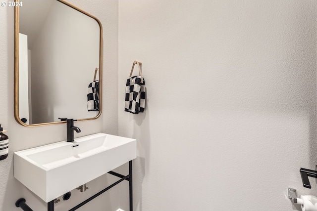 bathroom featuring a sink