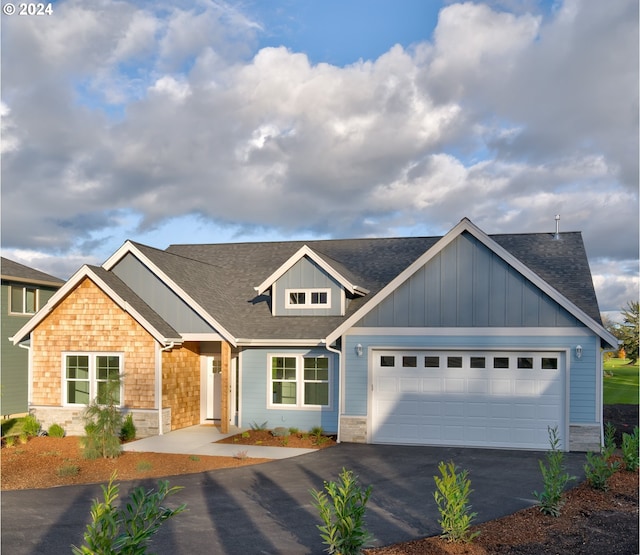 craftsman house featuring a garage