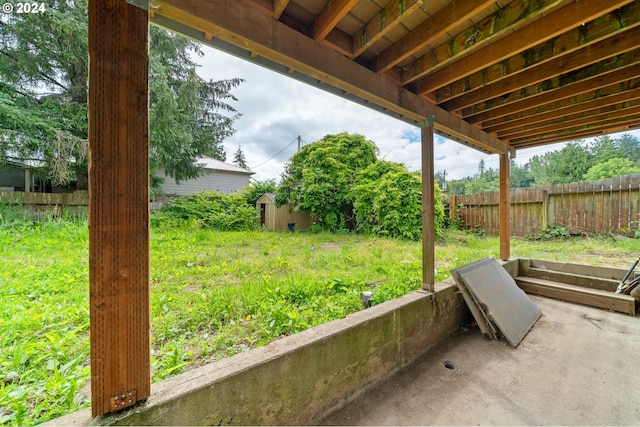 view of yard featuring a storage unit