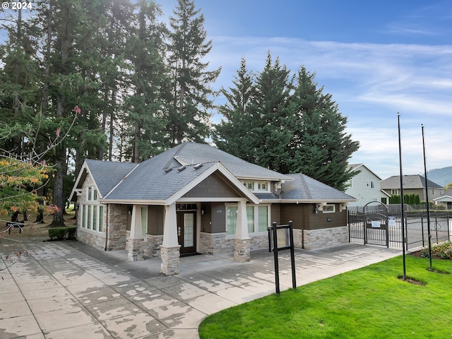 view of front of home featuring a front yard