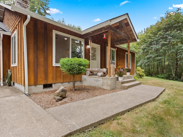 view of front facade featuring covered porch and a front yard