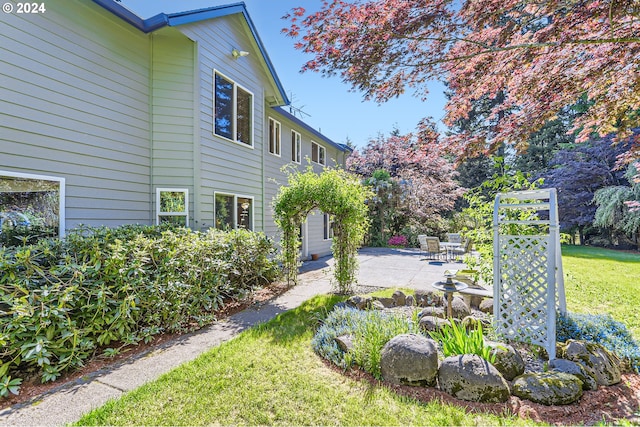 view of yard with a patio area