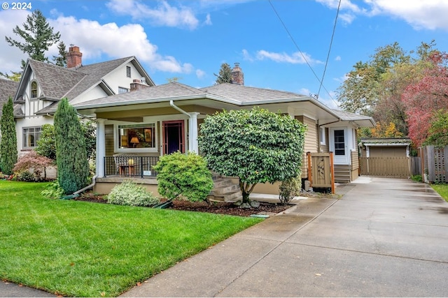 view of front of property featuring a front yard and a porch