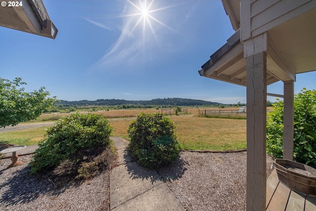 view of yard featuring a rural view