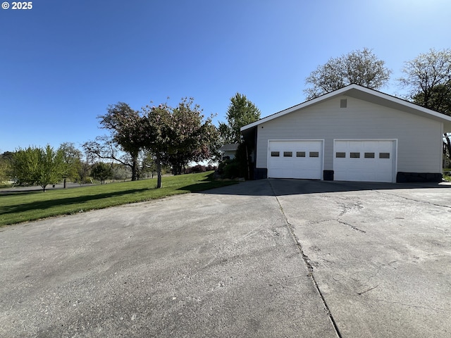 1082 E Highland Ave, Hermiston, OR 97838 - view of property exterior with a yard and a garage