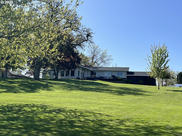 1082 E Highland Ave, Hermiston, OR 97838 - view of green lawn featuring a deck