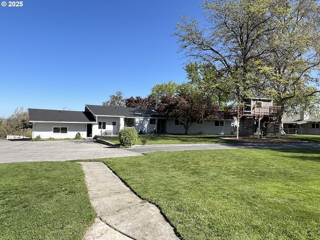 1082 E Highland Ave, Hermiston, OR 97838 - view of front of house with curved driveway, a front lawn, a deck, and stairway