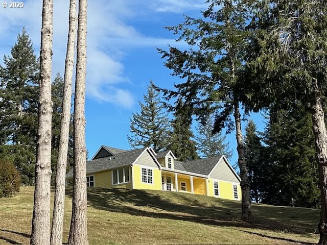 view of front of home featuring a front yard