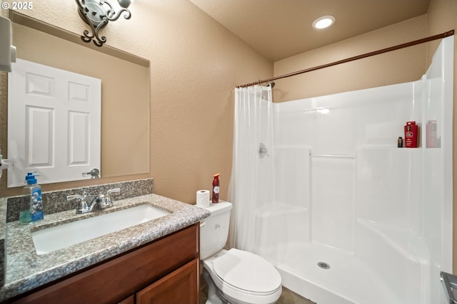 full bathroom with toilet, a shower with curtain, a textured wall, and vanity