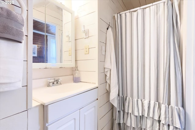 full bathroom with curtained shower and vanity