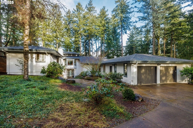 view of front facade with a garage