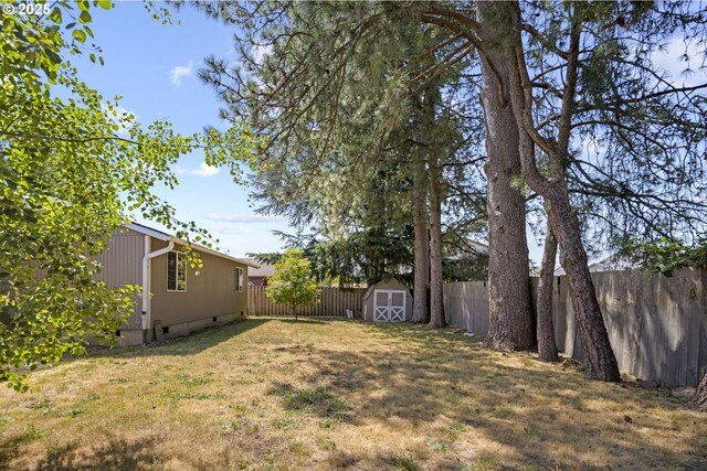 2301 SW 22nd St, Troutdale, OR 97060 - fenced backyard featuring a storage shed