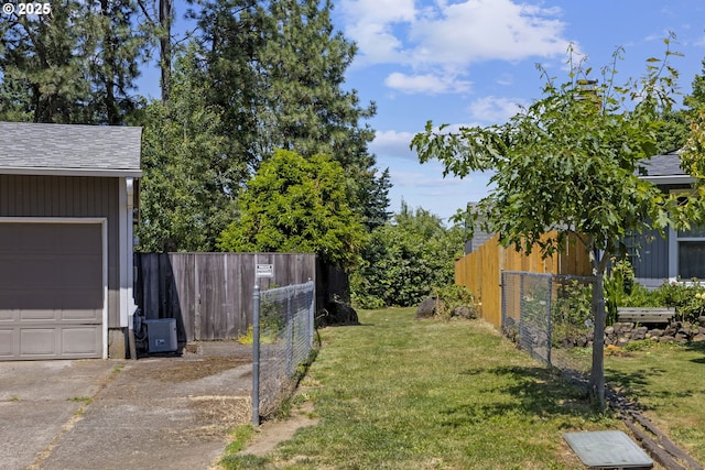 2301 SW 22nd St, Troutdale, OR 97060 - view of yard with a garage