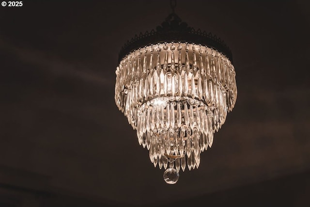 room details featuring a notable chandelier