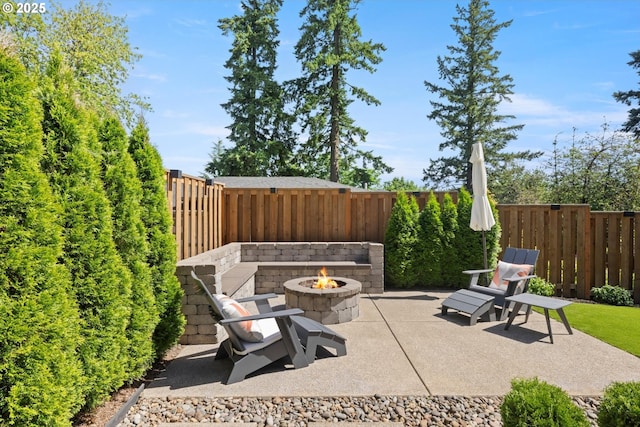 4480 Upper Dr, Lake Oswego, OR 97035 - fenced backyard featuring a fire pit and a patio