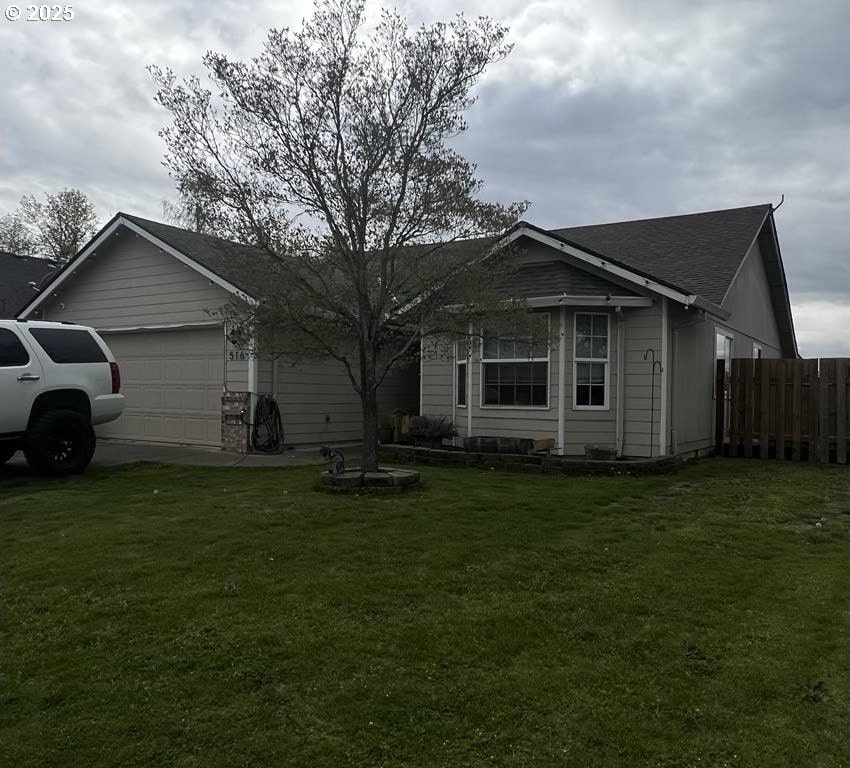 516 Pegasus Ct, Molalla, OR 97038 - ranch-style home with a garage and a shingled roof
