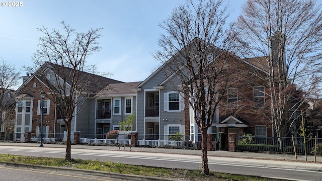 view of front of home with a fenced front yard