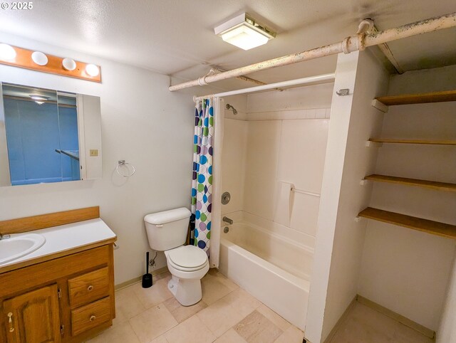 bathroom featuring toilet, baseboards, vanity, and shower / tub combo
