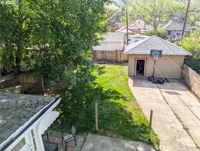view of yard featuring an outbuilding and a patio area