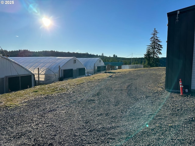 view of yard featuring an outdoor structure