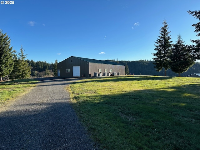 view of yard with an outbuilding