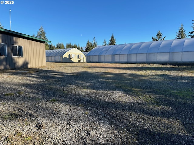 view of yard featuring an outdoor structure