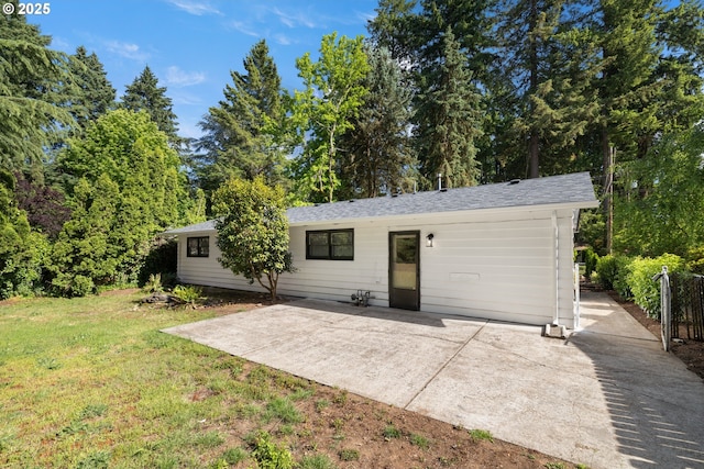 6401 Mcewan Rd, Lake Oswego, OR 97035 - back of property with a patio area