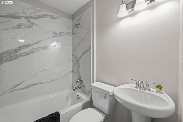 6401 Mcewan Rd, Lake Oswego, OR 97035 - bathroom featuring toilet, tub / shower combination, and a sink