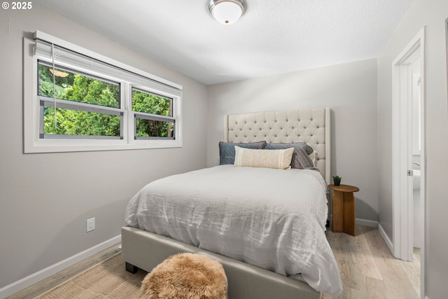 6401 Mcewan Rd, Lake Oswego, OR 97035 - bedroom featuring light wood-style floors and baseboards