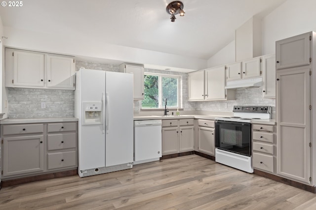 86336 N Modesto Dr, Eugene, OR 97402 - kitchen featuring white appliances, lofted ceiling, under cabinet range hood, backsplash, and light countertops