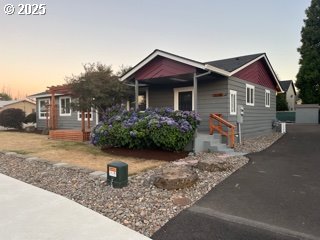 craftsman house with driveway and covered porch